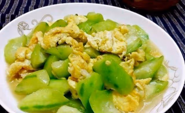 這菜是不可多得的美容佳品，還能促進大腦發育，女人和孩子要多吃