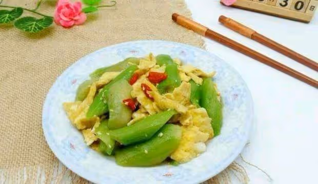 這菜是不可多得的美容佳品，還能促進大腦發育，女人和孩子要多吃