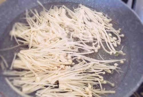 金針菇放冰箱裡,還會繼續生長,是打激素了嗎?告訴你還能不能吃