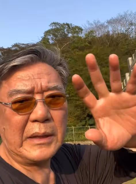 李立群家屋頂上掛紅旗，大門貼中國春聯，表示自己對祖國忠心耿耿