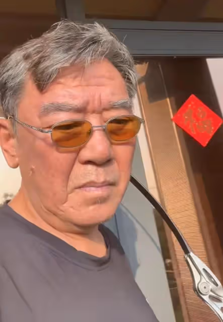 李立群家屋頂上掛紅旗，大門貼中國春聯，表示自己對祖國忠心耿耿