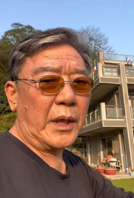 李立群家屋頂上掛紅旗，大門貼中國春聯，表示自己對祖國忠心耿耿