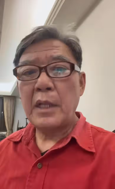 李立群家屋頂上掛紅旗，大門貼中國春聯，表示自己對祖國忠心耿耿