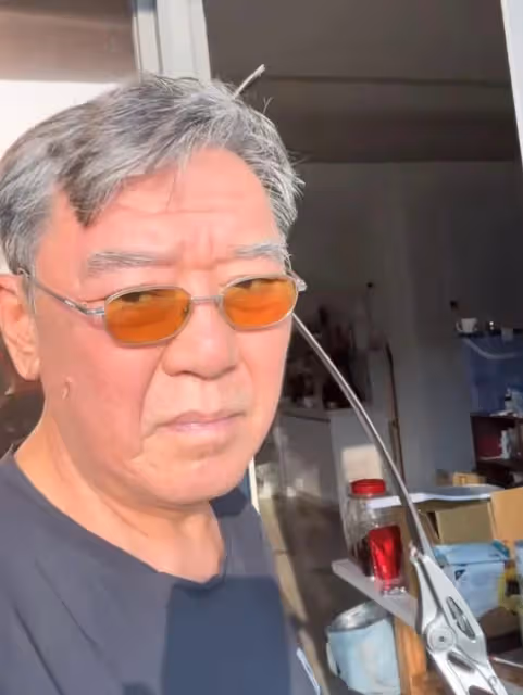 李立群家屋頂上掛紅旗,大門貼中國春聯,表示自己對祖國忠心耿耿
