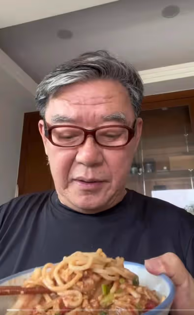 李立群家屋頂上掛紅旗,大門貼中國春聯,表示自己對祖國忠心耿耿