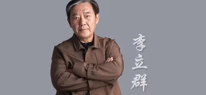 李立群家屋頂上掛紅旗,大門貼中國春聯,表示自己對祖國忠心耿耿