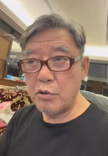 李立群家屋頂上掛紅旗,大門貼中國春聯,表示自己對祖國忠心耿耿