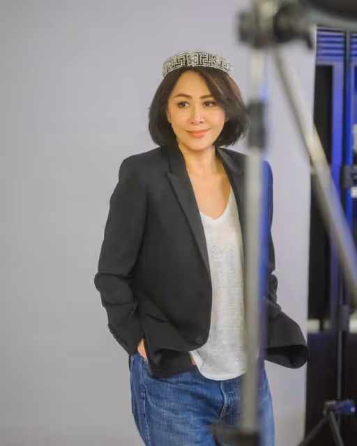 何超瓊戴價值5億翡翠皇冠亮相,林青霞劉嘉玲站旁邊一起合影