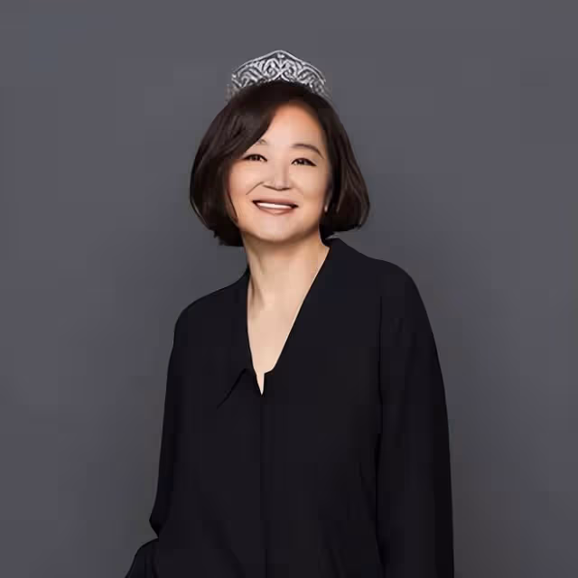 何超瓊戴價值5億翡翠皇冠亮相,林青霞劉嘉玲站旁邊一起合影