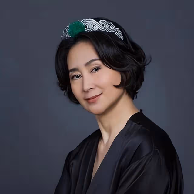 何超瓊戴價值5億翡翠皇冠亮相,林青霞劉嘉玲站旁邊一起合影