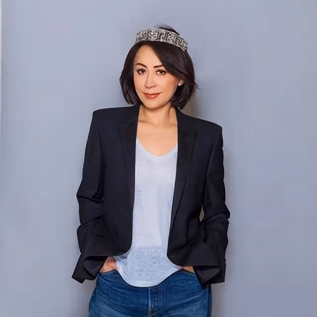 何超瓊戴價值5億翡翠皇冠亮相,林青霞劉嘉玲站旁邊一起合影