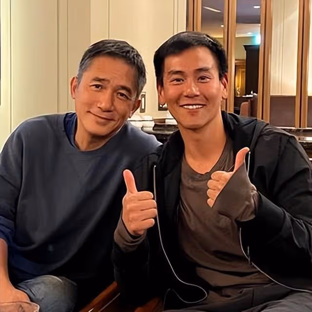 何超瓊戴價值5億翡翠皇冠亮相,林青霞劉嘉玲站旁邊一起合影