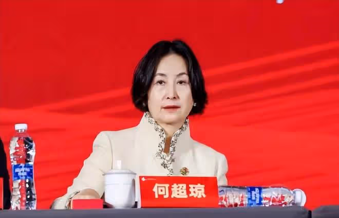 何超瓊戴價值5億翡翠皇冠亮相,林青霞劉嘉玲站旁邊一起合影