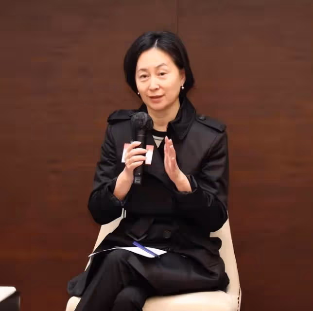 何超瓊戴價值5億翡翠皇冠亮相,林青霞劉嘉玲站旁邊一起合影