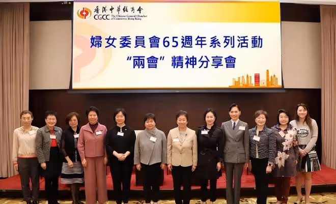 何超瓊戴價值5億翡翠皇冠亮相,林青霞劉嘉玲站旁邊一起合影