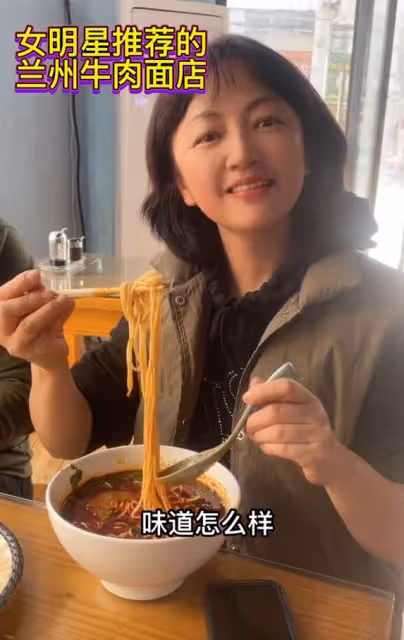49歲羅海瓊現身蒼蠅小館，素顏出鏡似路人，大口吃面不顧闊太形象