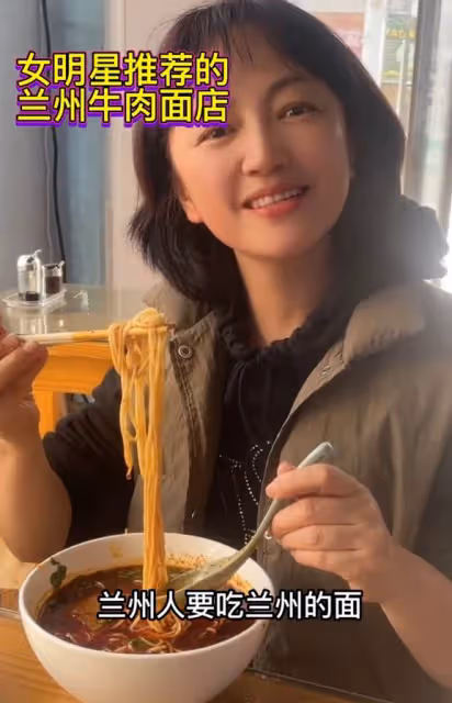 49歲羅海瓊現身蒼蠅小館，素顏出鏡似路人，大口吃面不顧闊太形象