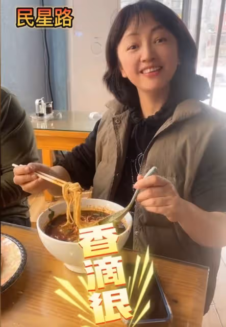 49歲羅海瓊現身蒼蠅小館，素顏出鏡似路人，大口吃面不顧闊太形象