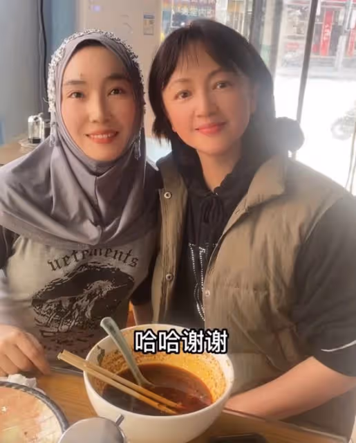 49歲羅海瓊現身蒼蠅小館，素顏出鏡似路人，大口吃面不顧闊太形象