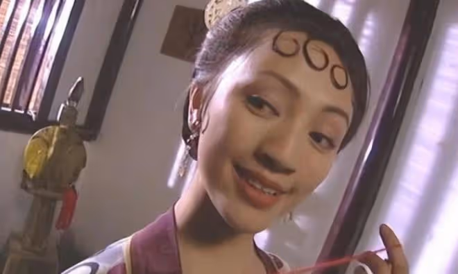 49歲羅海瓊現身蒼蠅小館，素顏出鏡似路人，大口吃面不顧闊太形象