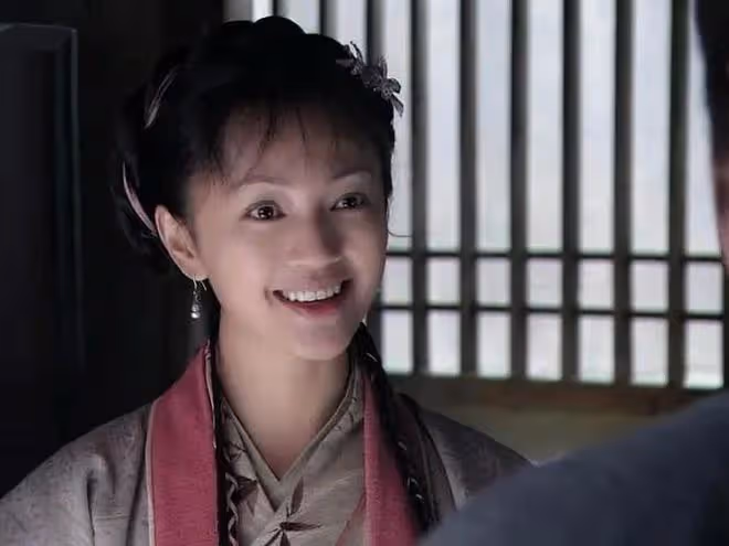 49歲羅海瓊現身蒼蠅小館，素顏出鏡似路人，大口吃面不顧闊太形象