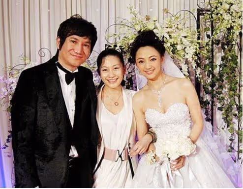 49歲羅海瓊現身蒼蠅小館，素顏出鏡似路人，大口吃面不顧闊太形象