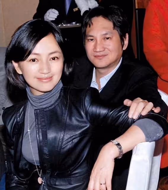 49歲羅海瓊現身蒼蠅小館，素顏出鏡似路人，大口吃面不顧闊太形象