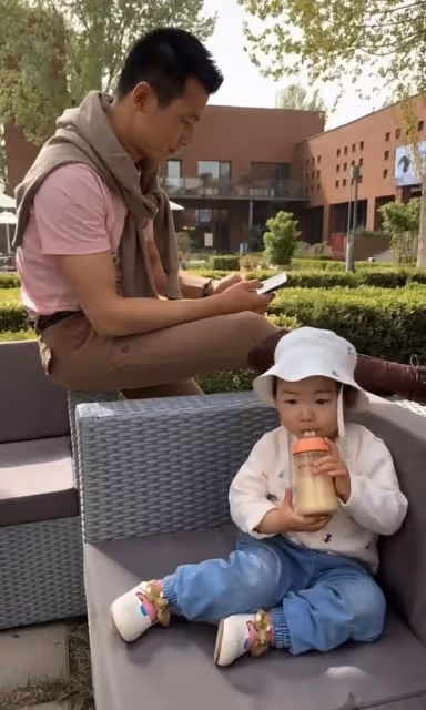 朱珠錄製浪姐4老公獨自帶娃，父女倆同款造型，坐在路邊好接地氣