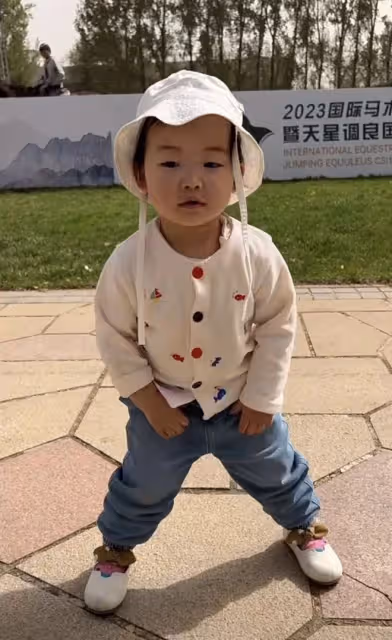 朱珠錄製浪姐4老公獨自帶娃，父女倆同款造型，坐在路邊好接地氣
