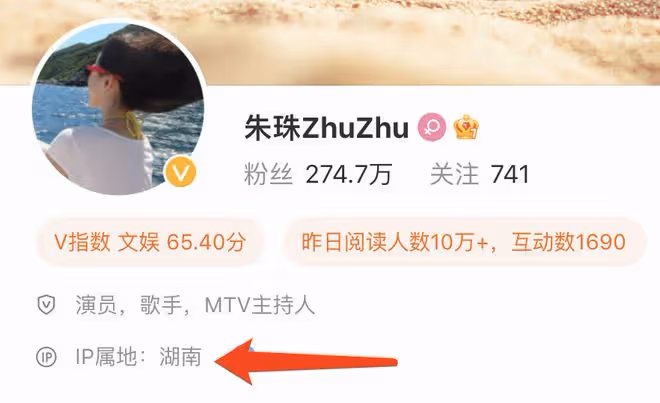 朱珠錄製浪姐4老公獨自帶娃，父女倆同款造型，坐在路邊好接地氣