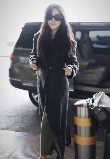 朱珠錄製浪姐4老公獨自帶娃，父女倆同款造型，坐在路邊好接地氣