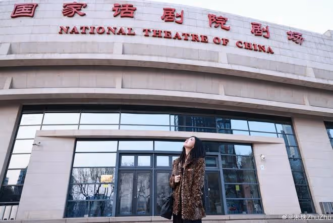 朱珠錄製浪姐4老公獨自帶娃，父女倆同款造型，坐在路邊好接地氣