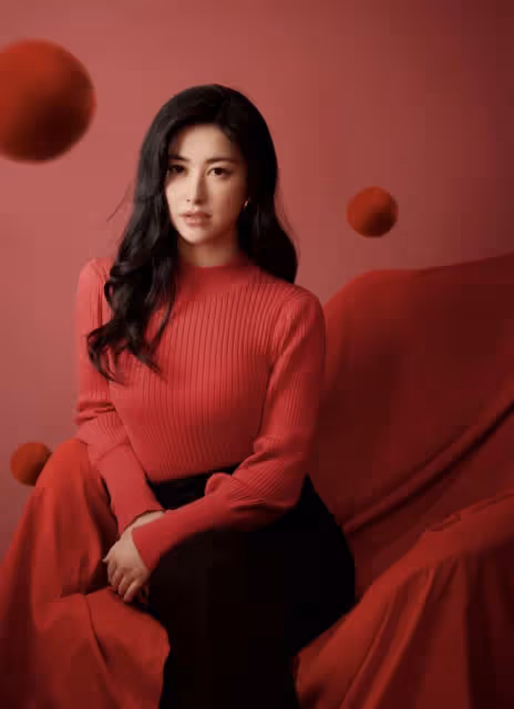 朱珠錄製浪姐4老公獨自帶娃，父女倆同款造型，坐在路邊好接地氣