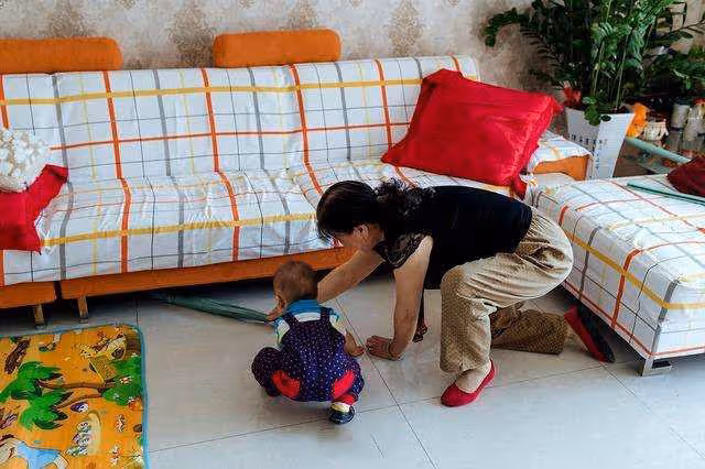 "兒媳,婚房寫你名,憑啥不還房貸" "媽,我要存錢給我哥買房"