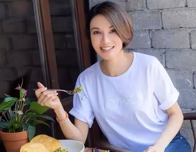 前TVB女星嫁入豪門後隱退,半復出狀態拍劇,凍齡狀態引網友大讚