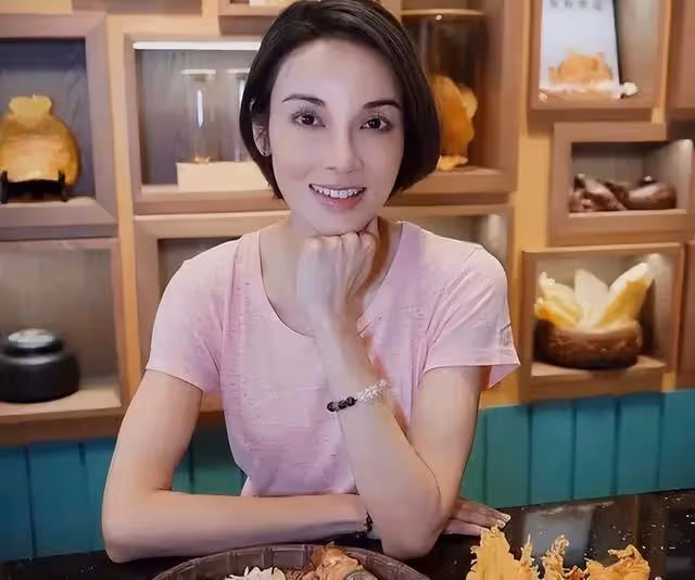 前TVB女星嫁入豪門後隱退,半復出狀態拍劇,凍齡狀態引網友大讚