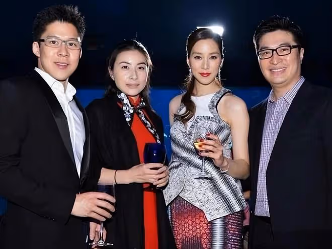 徐子淇接手李兆基的千億帝國,低調素樸打扮溫柔如水