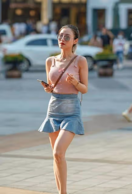 牛仔迷你短裙+粉色小弔帶,打造自信出眾得美,盡顯成熟嫵媚