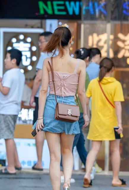 牛仔迷你短裙+粉色小弔帶,打造自信出眾得美,盡顯成熟嫵媚