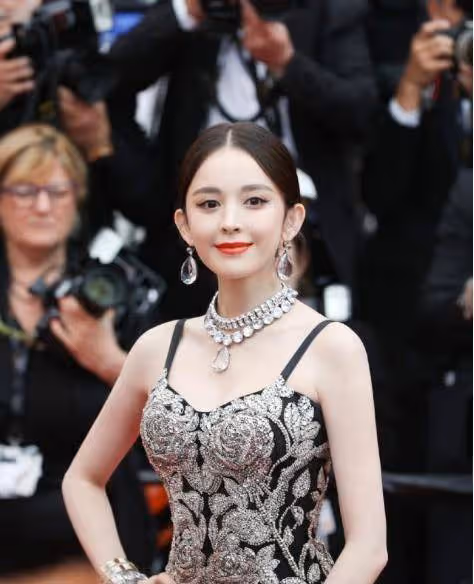 古力娜扎顏值美艷動人,弔帶裙黑底加「銀花」,貴氣裝扮挺適合她