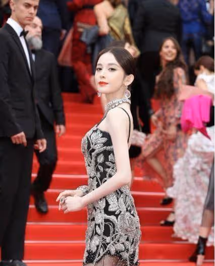 古力娜扎顏值美艷動人,弔帶裙黑底加「銀花」,貴氣裝扮挺適合她