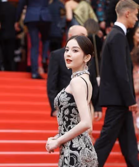 古力娜扎顏值美艷動人,弔帶裙黑底加「銀花」,貴氣裝扮挺適合她