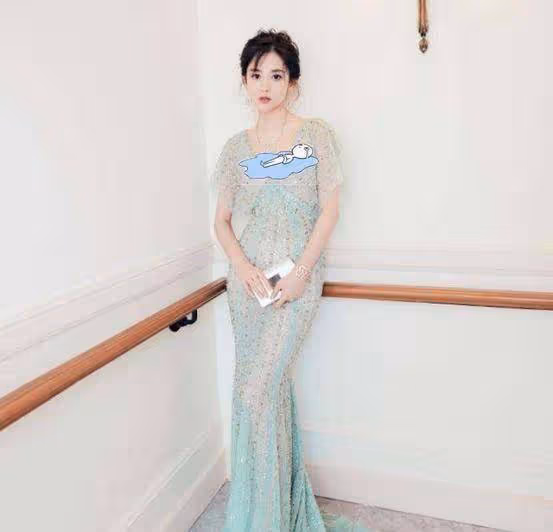 古力娜扎顏值美艷動人,弔帶裙黑底加「銀花」,貴氣裝扮挺適合她