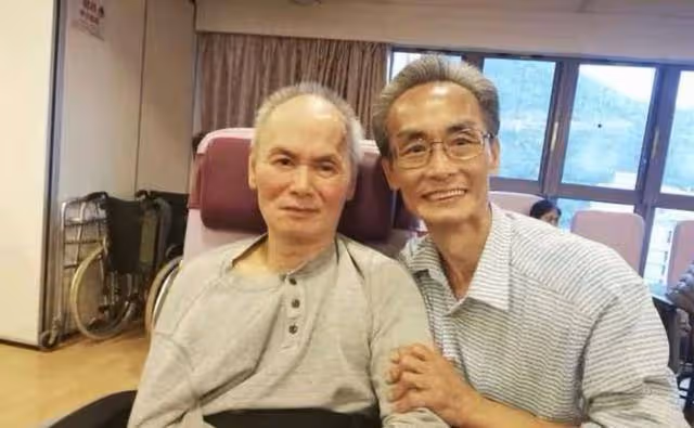 劉家輝近照曝光!中風癱瘓11年罕露面,身材消瘦滿頭白髮但精神好