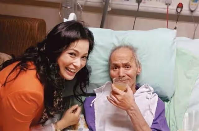 劉家輝近照曝光!中風癱瘓11年罕露面,身材消瘦滿頭白髮但精神好