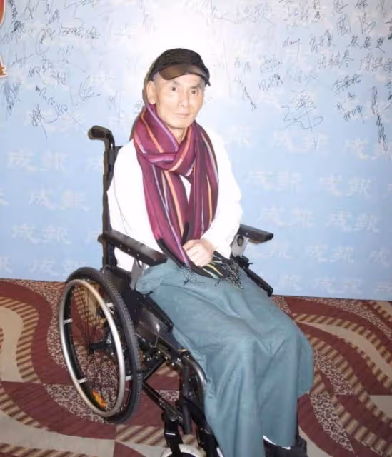 劉家輝近照曝光!中風癱瘓11年罕露面,身材消瘦滿頭白髮但精神好