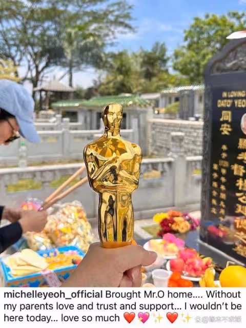 香港4大老牌女神同框：3大影后只能靠邊站，劉嘉玲從女王變小女生