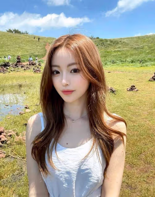 女神穿搭無需複雜，簡約弔帶裙配西裝就很美，單穿小性感恰到好處