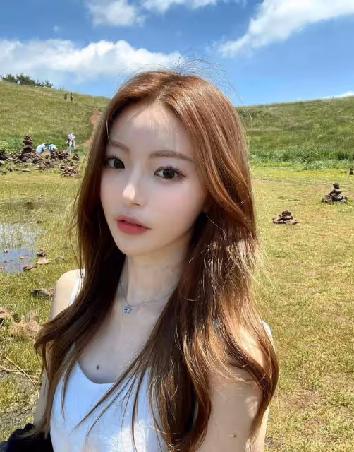 女神穿搭無需複雜，簡約弔帶裙配西裝就很美，單穿小性感恰到好處
