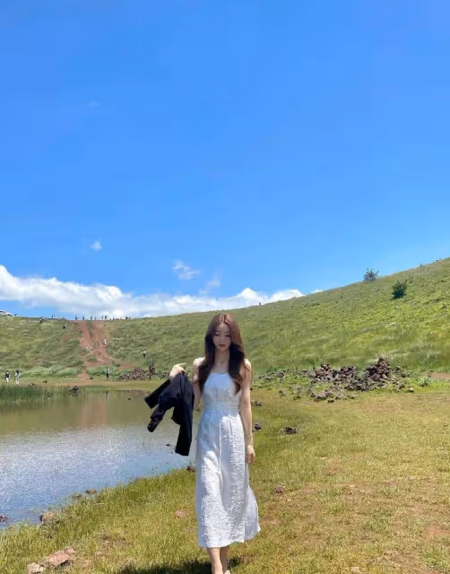 女神穿搭無需複雜，簡約弔帶裙配西裝就很美，單穿小性感恰到好處